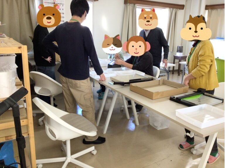 今日の封入作業⑩(缶バッジ切り抜き)