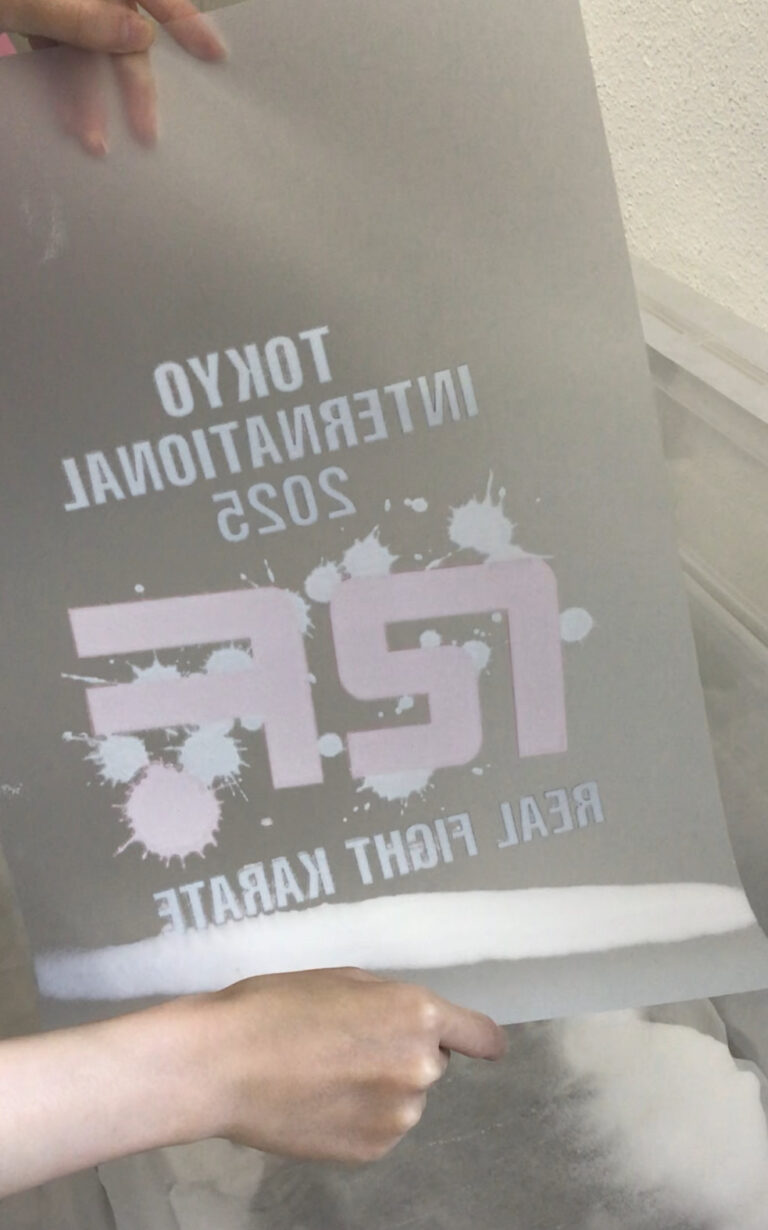 Tシャツ作業➁DTFフィルム糊付け作業